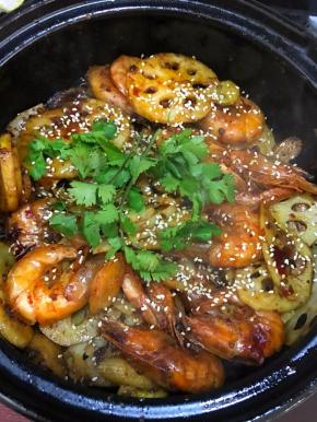 撒上熟芝麻，放上香菜就完成啦。