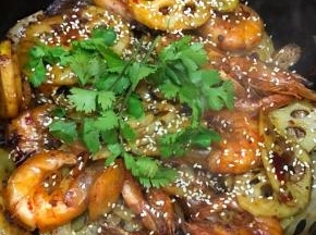 撒上熟芝麻，放上香菜就完成啦。