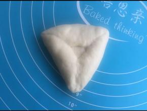 取大的面团擀成圆片，然后折成三角