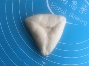 取大的面团擀成圆片，然后折成三角