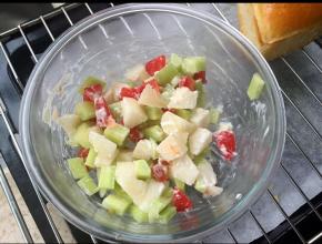 水果粒和沙拉酱拌匀