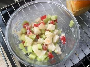 水果粒和沙拉酱拌匀