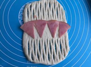 用拉花器拉花，中间留白不拉。放火腿片