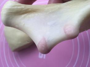 先主材里的材料揉出薄膜（黄油很多，开始非常粘）