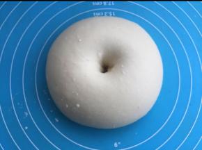 主材揉出薄膜。发酵到2-3倍