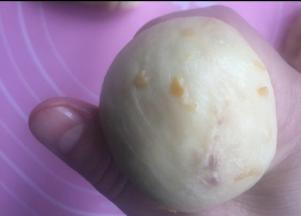 然后保持表面光滑膜，下口搓起来。圆圆的