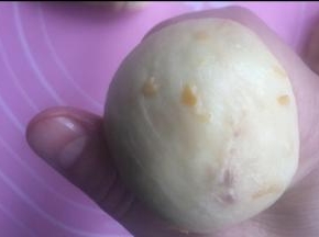 然后保持表面光滑膜，下口搓起来。圆圆的