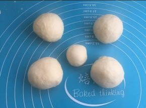 排气后，取10克留一边，其余分成均匀4分面团松弛10-15分钟