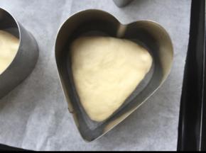 收口朝下放入2寸心型慕斯模