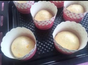 放入中号蛋糕纸杯（直径7cm左右）放烤箱30度发酵到顶部和纸杯边等高