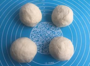 擀面杖排气后，分成均匀4个松弛10分钟