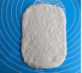擀成长方形。