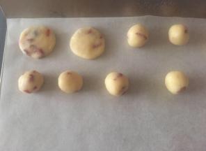 分成6克一个的圆球，压扁