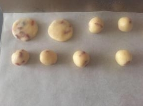 分成6克一个的圆球，压扁