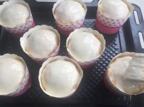 在发酵好的面团上涂上蛋白低粉液