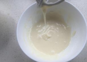 30克低粉和10克细砂糖拌匀，加入30克蛋清之字型拌匀。