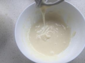 30克低粉和10克细砂糖拌匀，加入30克蛋清之字型拌匀。