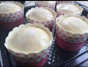 撒下细砂糖。第一次撒的会融入蛋白液里，可以再撒一遍