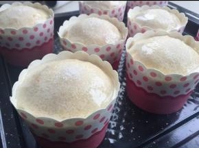 撒下细砂糖。第一次撒的会融入蛋白液里，可以再撒一遍