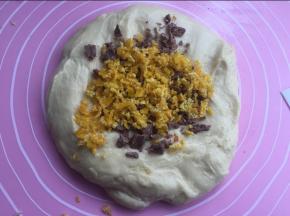 然后裹入15克橙皮和15克巧克力碎