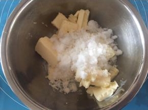 黄油和绵白糖放一起，软化