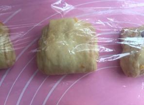 拿出后直接切成8块（表面都不要动）室温继续醒发20分钟