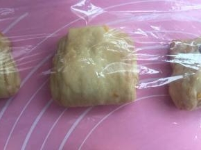 拿出后直接切成8块（表面都不要动）室温继续醒发20分钟