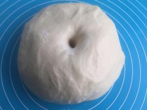 面团揉到出膜，滚圆发酵到戳洞不回缩