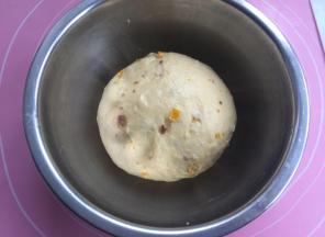 稍微揉均匀。放盆里30度发酵30分钟。