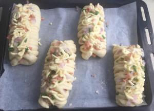 收口朝上放烤盘发酵到1.5-2倍，撒各种碎丁，奶酪葱末