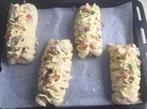 收口朝上放烤盘发酵到1.5-2倍，撒各种碎丁，奶酪葱末