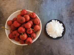 准备好新鲜的山楂和白糖