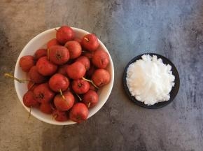 准备好新鲜的山楂和白糖