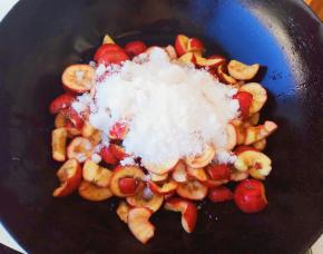 把去掉籽的山楂和白糖一起放入锅中