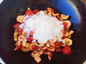 把去掉籽的山楂和白糖一起放入锅中