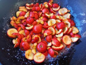 中火烧开，慢慢山楂会出很多水