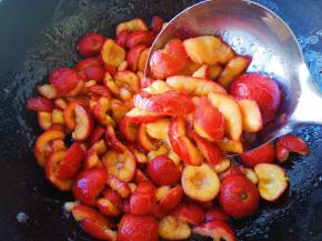 小火慢慢把山楂煮软