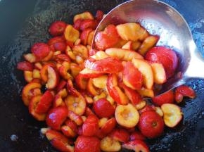 小火慢慢把山楂煮软