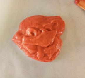 再把打好的山楂泥倒在油纸上