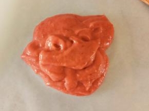 再把打好的山楂泥倒在油纸上