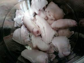 猪蹄提前用水泡泡，去除血水和脏物