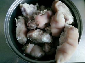 放凉水里煮开，洗净待用