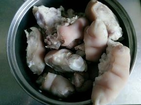 放凉水里煮开，洗净待用