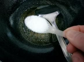 放入白糖，小火