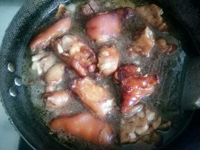 然后把猪蹄和料全部放进去，汤汁收一部分的时候放盐