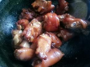 炒到汤汁基本收干，猪蹄也熟了，关火