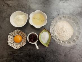 首先准备好食材:黄油提前隔水融化