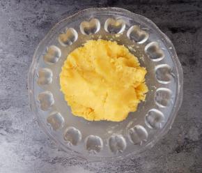 用刮刀翻拌均匀