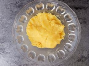 用刮刀翻拌均匀