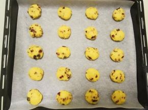 用手指稍稍按扁